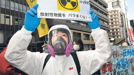 Vor der Tepco-Zentrale. Hunderte Japaner haben am Sonntag für ein Ende der Atomkraft demonstriert.