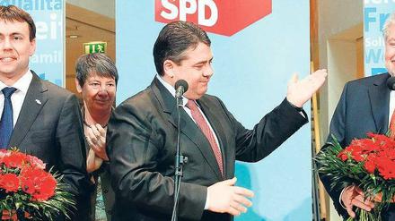 Alles Sieger, alles Verlierer: Die SPD-Führung um Parteichef Gabriel (Mitte) begrüßt die Spitzenkandidaten Nils Schmidt und Kurt Beck in Berlin.