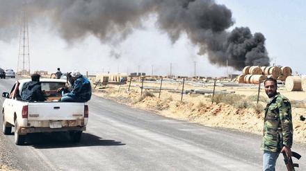 Siegreich nach Sirte? Anti-Gaddafi-Rebellen am Montag auf dem Weg zur Heimatstadt des Machthabers an der Mittelmeerküste. Die Aufstandsbewegung ist inzwischen wieder ins Stocken geraten.