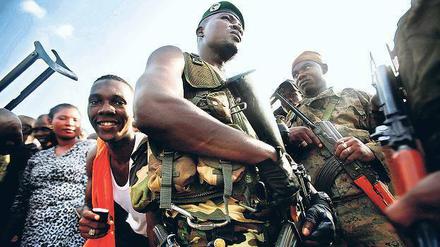 Auf verlorenem Posten: Soldaten des Noch-Präsidenten der Elfenbeinküste stehen am Donnerstag Wache in Yamoussoukro . Die Hauptstadt wurde wenig später von Truppen der „Forces Nouvelles“ eingenommen, die den Wahlsieger Ouattara unterstützen. 