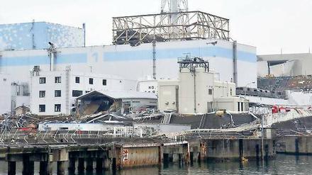 Nichts geht mehr. Die Reaktoren 1 und 2 des Atomkraftwerks Fukushima hier vom Meer aus aufgenommen. Das Wasser, das sich im Reaktor zwei angesammelt hat, ist stark radioaktiv verseucht, weil es wohl mit geschmolzenen Brennstäben in Kontakt war. 
