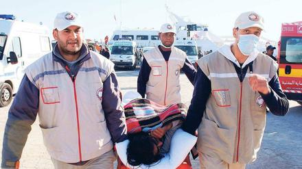 Ärzte statt Autos. Die Türkei hat eine Autofähre zu einem provisorischen Krankenhaus umfunktioniert und in die Rebellenhochburgen nach Libyen entsandt. In Misrata und Bengasi nahmen die Helfer insgesamt 300 Verletzte auf, die in Izmir versorgt werden sollen. 