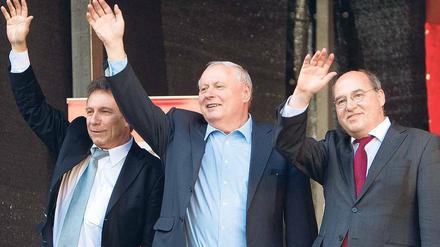 Nichts gewonnen. Klaus Ernst, Oskar Lafontaine und Gregor Gysi (von links) als Wahlkämpfer in Mainz. Nach der Niederlage hält sich der Ex-Vorsitzende als Reserve bereit.