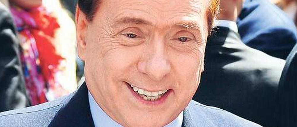 Abstecher nach Mailand sind in Zukunft unnötig. Berlusconi – hier am Montag vor dem Mailänder Gericht – kann sich Prozesse ab sofort sparen. 