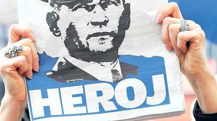 Ex-General als Vorbild. Eine Frau hält in Zagreb eine Zeitung hoch, in der Gotovina als Held bezeichnet wird. AFP