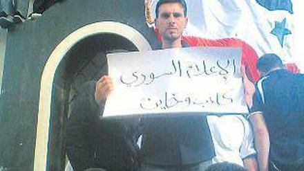 „Lügner und Verräter“, nennen Demonstranten in Homs die syrischen Medien, die aus ihrer Sicht nicht neutral berichten. Ausländische Journalisten haben Einreiseverbot.