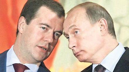 Kopf an Kopf. Medwedew und Putin.