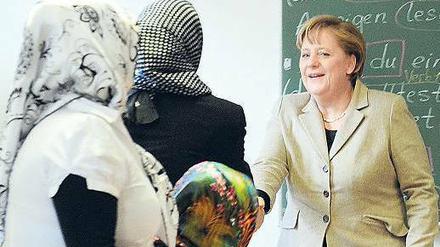 Willkommen. Angela Merkel besucht den Deutschkurs der Bürgerinitiative ausländischer Arbeitnehmer in Hamburg. Foto: Marcus Brandt, dpa
