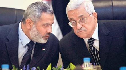 Einig. Hamas-Führer Ismail Hanija und Mahmud Abbas, der sich auf die Fatah stützt. Abbas wird nächste Woche in Berlin erwartet.Foto: dpa