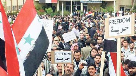 Protest. Demonstranten gehen in Douma, einem Trabantenvorort von Damaskus, auf die Straße. 