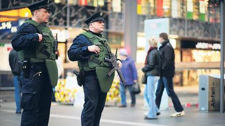 So nicht. Obwohl die Gefahr eines Anschlags in Deutschland weiterhin als „hoch“ eingestuft wird, sollen - anders als im November hier am Berliner Hauptbahnhof - keine Polizisten mit Maschinenpistolen auf Bahnhöfen und an Flughäfen patrouillieren. 