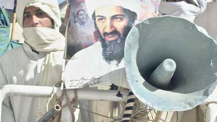 Ruf nach Vergeltung. Vertreter der islamistischen Partei Jamiat Ulema-e-Islam protestieren im pakistanischen Quetta gegen die US-Militäraktion, bei der der Al-Qaida-Gründer bin Laden getötet wurde. Foto: Musa Farman/dpa