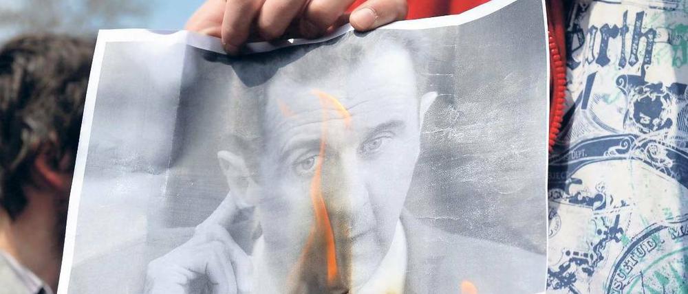 Grenzüberschreitender Protest. Ein Demonstrant zündet in Istanbul ein Foto des syrischen Präsidenten Bashar al Assad an. 