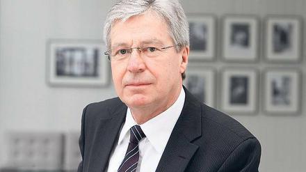 Jens Böhrnsen wurde 1949 in Bremen geboren.1995 wurde Jens Böhrnsen erstmals in die Bürgerschaft gewählt, 2005 wurde er per Mitgliederbefragung als Nachfolger von Henning Scherf für das Amt des Bremer Bürgermeisters auserkoren. Im vorigen Jahr amtierte Jens Böhrnsen als Bundesratspräsident – und wurde in dieser Funktion für einige Wochen Staatsoberhaupt der Bundesrepublik, als Horst Köhler zurücktrat.