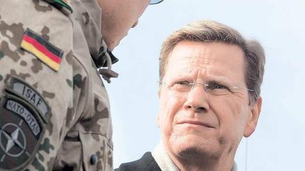Truppenbesuch in Afghanistan. Im Auswärtigen Amt gilt das Verhältnis von Außenminister Westerwelle (FDP) zur Bundeswehr – hier bei einem Besuch in Kundus im Januar – fast schon als „neurotisch“. Foto: Reuters