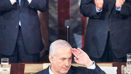 Stehender Applaus - aber nicht von allen im US-Kongress. Und Israels Premier Netanjahu (Mitte) hatte mit seiner Rede ohnehin die Wähler daheim im Blick. Foto: Jim Lo Scalzo/dpa