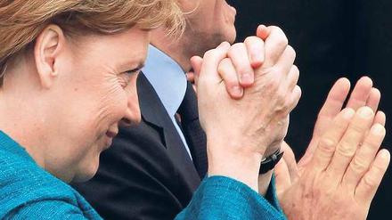 Seite an Seite. Bundeskanzlerin Merkel stellt sich Atomsicherheit anders vor als der französische Premier Sarkozy. Darum soll es in Deauville gehen. Foto: Larry Downing/Reuters