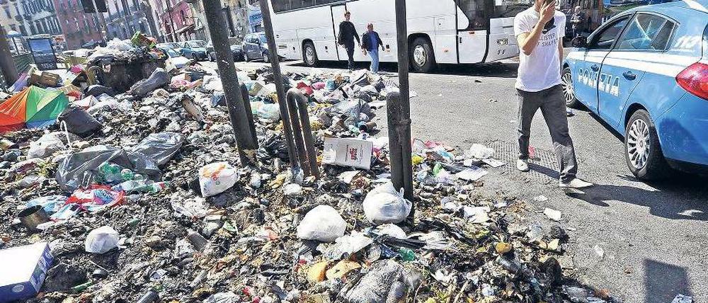 Alltägliches Bild. Dass sich der Müll an den Straßen Neapels türmt, ist nichts Ungewöhnliches. Die Einwohner der Metropole glauben nicht, dass sich nach der zweiten Runde der Kommunalwahlen am kommenden Sonntag und Montag daran etwas ändert. Foto: dpa