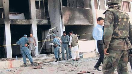 Ort des Anschlags. Afghanische Polizisten nehmen das Gouverneursgebäude in Talokan, der Hauptstadt der Provinz Tachar, nach dem Attentat in Augenschein. Foto: rtr
