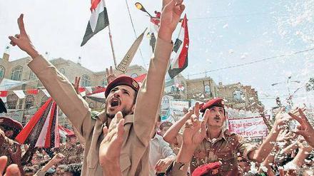 Auf Nimmerwiedersehen. Jemeniten feiern am Samstag in Sanaa den unerwarteten Abgang ihres autokratischen Staatschefs in das Nachbarland Saudi-Arabien. Ob der aber wirklich nicht zurückkehrt, ist offen. 
