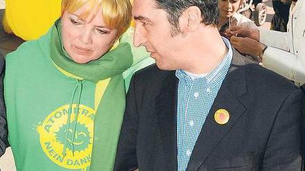 An der Basis. Claudia Roth und Cem Özdemir im März in Stuttgart. Nicht alle in der Partei wollen dem Atomausstieg in seiner jetzigen Form zustimmen. Foto: Daniel Maurer/dapd