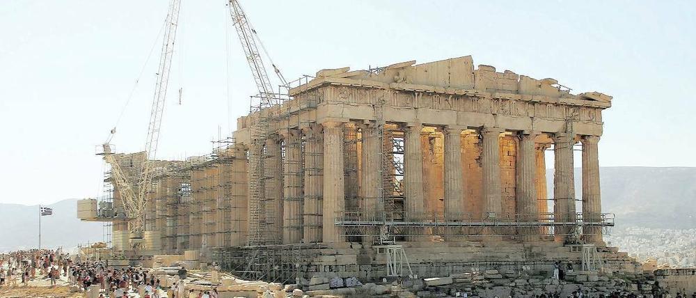 Reparaturbedarf. Die Akropolis, das Wahrzeichen Athens, steht nicht zum Verkauf. Allerdings erwarten die EU-Partner von den Hellenen, dass sie ein umfangreiches Programm zur Privatisierung in Angriff nehmen. Der Verkauf staatlicher Immobilien und Privatisierungen könnten rund 50 Milliarden Euro in die Kassen Athens spülen. 