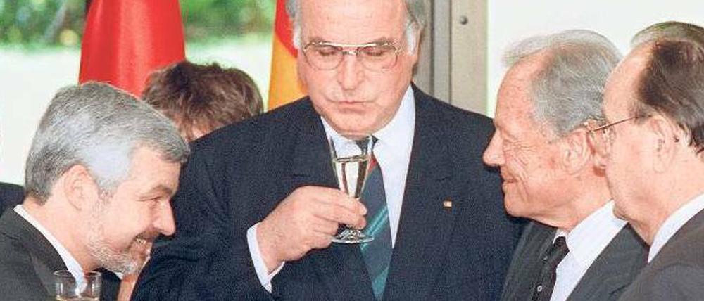 Unter Nachbarn. Im Juni 1991 reichen sich Polens seinerzeitiger Premier Krzystof Bielecki (links) und Alt-Bundeskanzler Willy Brandt nach der Unterzeichnung des deutsch-polnischen Vertrages die Hände. In der Mitte der damalige Kanzler Helmut Kohl, rechts der frühere Bundesaußenminister Hans-Dietrich Genscher. 