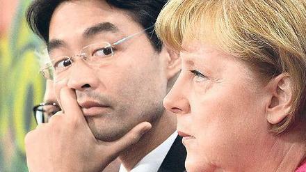 Sie beäugen einander kritisch. Auch nach dem Wechsel an der FDP-Spitze blieb der erhoffte Neuanfang in der Koalition aus. Bundeskanzlerin Angela Merkel und ihrem Vizekanzler Philipp Rösler ist es bisher nicht gelungen, die Wogen zu glätten.