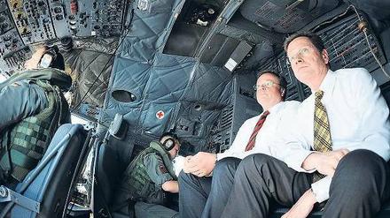 Blitzbesuch. Außenminister Guido Westerwelle (rechts) und Entwicklungsminister Dirk Niebel flogen am Montag von Malta aus in einer Transall-Maschine der Bundeswehr in die von den libyschen Rebellen kontrollierte Stadt Bengasi. 