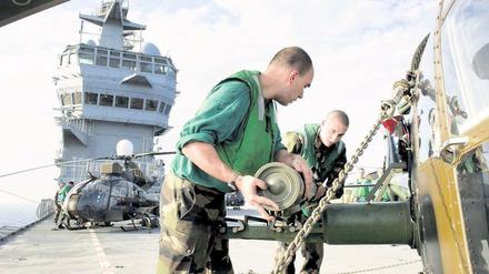 Nachschubprobleme. Diese französischen Soldaten montieren Raketen an einem Hubschrauber vor der libyschen Küste. Knappe und fehlende Ausstattung machen es den Militärs schwer, den politischen Ehrgeiz ihrer Regierungen zu erfüllen. 