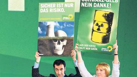 Wahlkampf gegen Schwarz-Gelb und für den Atomausstieg. Die Grünen-Chefs Cem Özdemir und Claudia Roth 2009. Foto: Jens Büttner/dpa