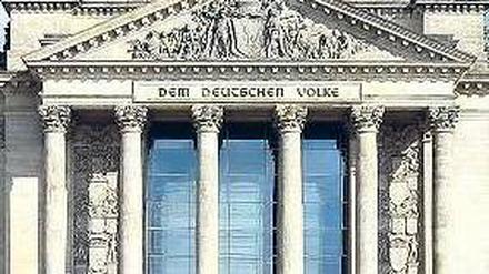 Im Visier? Das Reichstagsgebäude in Berlin soll angeblich Terrorziel sein. Foto: dpa