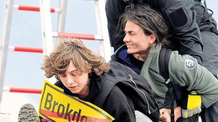 Blockade. 24 Stunden lang haben Atomgegner in Brokdorf demonstriert. Foto: Reuters