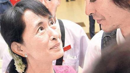 Mit der Familie. Suu Kyi trifft ihren Sohn Kim Aris, der im Ausland lebt. Foto: Reuters