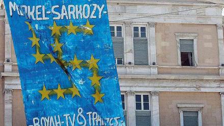 Besatzungsgefühle. Mit der Verbindung von Europaflagge und Hakenkreuz machen Demonstranten in Athen Stimmung gegen die Auflagen der EU. 