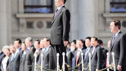 Auf Europatour. Vor seiner Visite in Berlin stattete der chinesische Ministerpräsident Wen Jiabao (Mitte) einen Besuch in Großbritannien ab. 