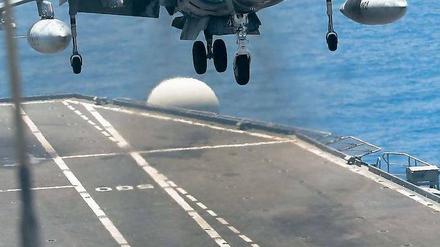 Ein AV8 Harrier landet auf der „Giuseppe Garibaldi“. Die Entscheidung, ob das deutsche Angebot für Libyen genutzt wird, liegt nun bei der Nato. Foto: Marcello Paternostro/AFP
