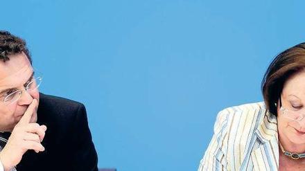 Pssst, Koalitionsfrieden. Innenminister Hans-Peter Friedrich und Justizministerin Sabine Leutheusser-Schnarrenberger bei ihrer Pressekonferenz am Mittwoch in Berlin. 