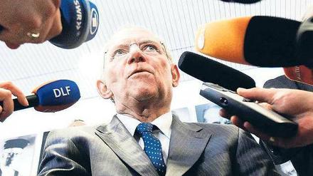Mikrofone für den Minister: Wolfgang Schäuble verteidigte die Euro-Rettung – und verwies darauf, wie gut Deutschland die Finanzkrise überstanden habe. 