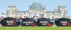 Nicht von Pappe. Aktivisten des Kampagnennetzwerks „Campact“ demonstrieren vor dem Reichstag mit Nachbildungen von Panzern gegen Waffenexporte. Foto: Michael Gottschalk/dadp