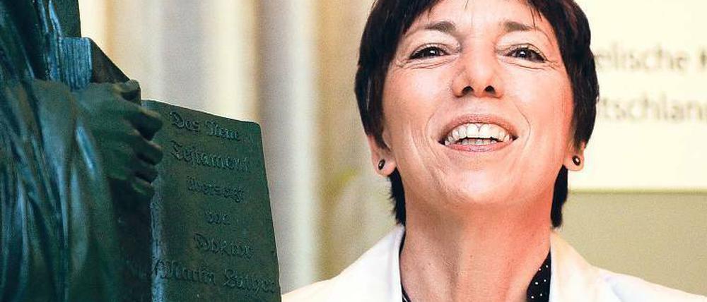 Hat gut lachen: Margot Käßmann soll als Botschafterin für das 500. Reformationsjubiläum werben, das 2017 gefeiert wird. Foto: Berthold Stadler/dapd