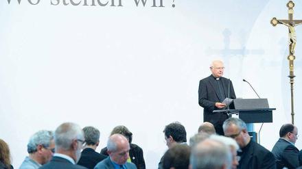 Vorletzte Fragen: Erzbischof Zollitsch am Pult in Mannheim.Foto: Uwe Anspach/dpa