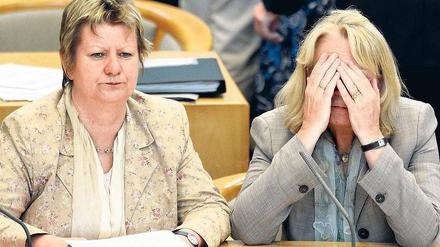 Oh Gott, die Mehrheit! Ministerpräsidentin Hannelore Kraft (rechts) und Vize Löhrmann regieren seit einem Jahr mit Minderheit. Die Linke hat als Stütze erst einmal ausgedient.Foto: dapd