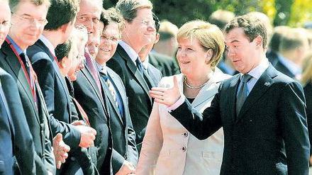 Ein bisschen Harmonie: Russlands Präsident Dmitri Medwedew und Bundeskanzlerin Angela Merkel bei den deutsch-russischen Regierungskonsultationen in Hannover. 
