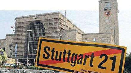 Er soll oben bleiben – so wollen es die Gegner von Stuttgart 21: Stuttgarts heiß umkämpfter Bahnhof, davor ein Protestschild der Bewegung gegen das Projekt.