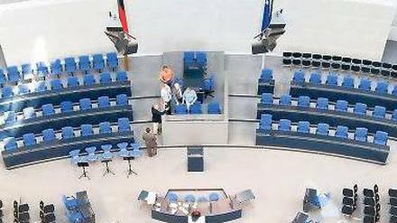 Verwaister Plenarsaal. Die Mitglieder des Bundestages werden nicht aus der Sommerpause geholt.