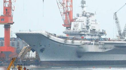 Ein erster Schritt. Mit dem Umbau eines ukrainischen Schiffes reiht China sich in die Reihe der Mächte, die eine Flugzeugträgerflotte besitzen. Von US-amerikanischen Dimensionen ist das Reich der Mitte aber noch weit entfernt. Foto: Jacky Chen/Reuters