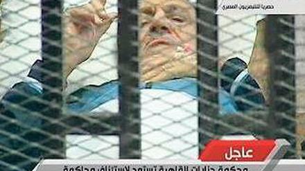 Im blauen Sportpullover statt in weißer Gefängniskleidung: Hosni Mubarak Foto: rtr