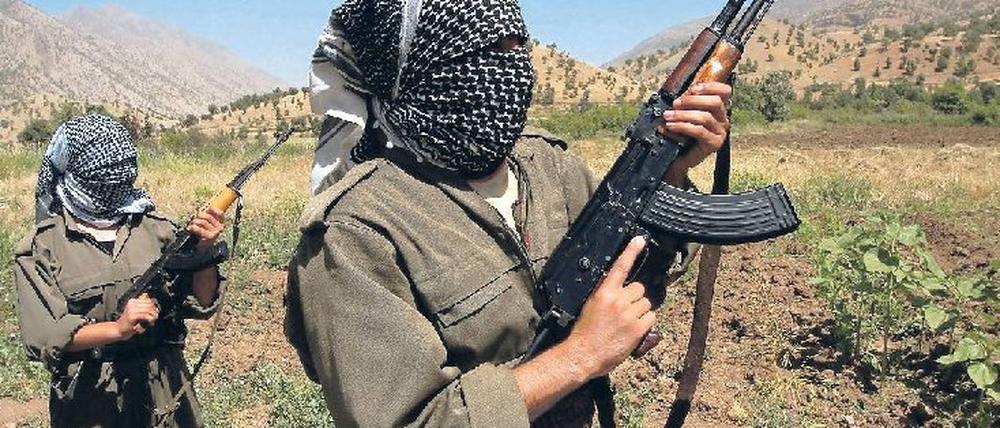 Unter Kontrolle der Kurdenrebellen. Ein PKK-Kämpfer patrouilliert in den irakischen Kandil-Bergen. Archivfoto: AFP