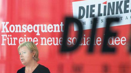 Drei Fragen frei. Die Linken-Vorsitzende Gesine Lötzsch am Montag in Berlin. Ihre politische Zukunft bleibt offen, im Juni 2012 will die Partei eine neue Führung wählen.